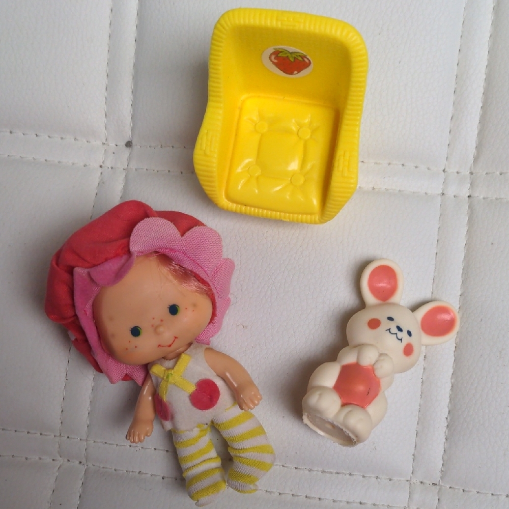 Strawberry Shortcake Vintage Cherry Doll With Chair And Rabbit 1979-1980